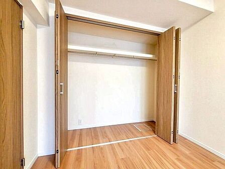 【Bedroom】洋室には収納力のあるクローゼット付き。衣類や荷物もすっきり収まります。