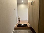 【Entrance】シューズボックス完備の玄関で、靴や小物もスッキリ収納できます。