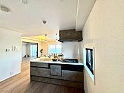 【kitchen】広めのキッチンは料理のしやすさを追求した設計。収納も豊富で作業がしやすい空間です。