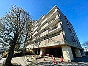 【Exterior】落ち着いた色合いの外観が街並みに馴染む、シンプルで親しみやすいマンションです。