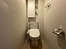 トイレ：【Toilet】清潔感があり、落ち着いたデザインのトイレ。家族みんなが快適に使えます。