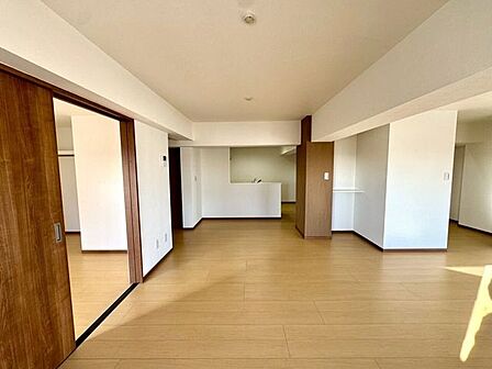 【Living】広さと明るさにこだわったリビング。家族とのコミュニケーションが弾む空間です。