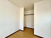 【Bedroom】洋室には収納力のあるクローゼット付き。衣類や荷物もすっきり収まります。