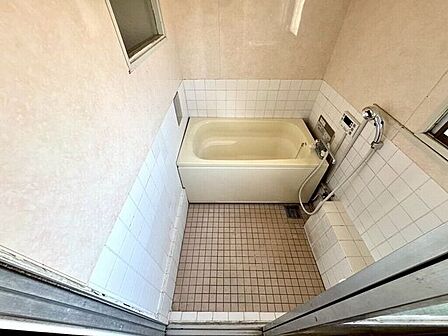 【Bathroom】広く快適な浴室で、ゆったりとお湯に浸かるひとときをお楽しみいただけます。