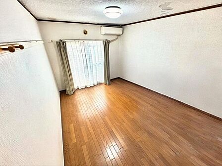【Bedroom】ナチュラルな内装で、リラックスできる空間。寝室や書斎にも最適です。