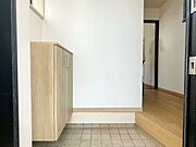 【Entrance】明るく清潔感のある玄関が、毎日の帰宅を心地よく迎えてくれます。