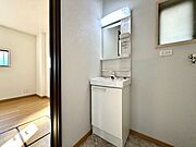 【Washroom】すっきりとしたデザインで、毎日の生活が快適に。収納も豊富な洗面所です。