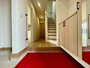 【Entrance】シューズボックス完備の玄関で、靴や小物もスッキリ収納できます。