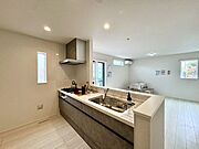 【kitchen】広めのキッチンは料理のしやすさを追求した設計。収納も豊富で作業がしやすい空間です。