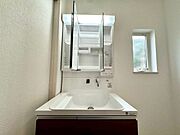 【Washroom】すっきりとしたデザインで、毎日の生活が快適に。収納も豊富な洗面所です。