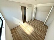 【Bedroom】ナチュラルな内装で、リラックスできる空間。寝室や書斎にも最適です。