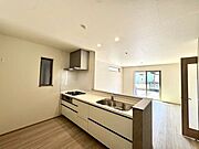 【kitchen】効率よく使える広々キッチン。収納力も高く、料理の時間がスムーズに。