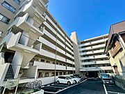 【Exterior】落ち着いた色合いの外観が街並みに馴染む、シンプルで親しみやすいマンションです。