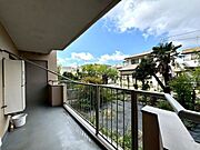 【Balcony】日当たりの良いバルコニーはお洗濯物がしっかり乾きやすく、毎日の家事にも重宝します。