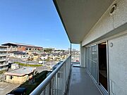 【Balcony】日当たりの良いバルコニーはお洗濯物がしっかり乾きやすく、毎日の家事にも重宝します。