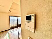 【Facilities】来訪者を確認できるモニター付きインターホンで、防犯面も安心です。