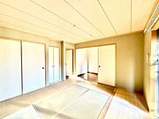 【Japanese Room】畳の香りが心地よい和室付き。くつろぎや来客用として便利です。