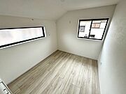 【Bedroom】明るく風通しの良い洋室。新築ならではの清潔感も魅力です。