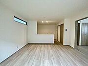 【Living】家族が集まりやすい場所で、くつろぎと会話が自然に生まれます。