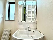 【Washroom】すっきりとしたデザインで、毎日の生活が快適に。収納も豊富な洗面所です。