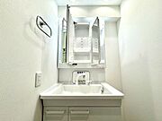 【Washroom】毎朝の準備がスムーズに。広めの洗面台と収納が使いやすい洗面所です。