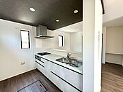 【kitchen】大きなカウンターと十分な収納で、日々の料理が快適に進みます。