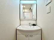 【Washroom】毎朝の準備がスムーズに。広めの洗面台と収納が使いやすい洗面所です。