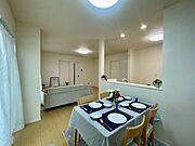 【Dining】食事を楽しむだけでなく、家族との会話が弾むダイニング。心地よい時間を演出します。