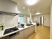 【kitchen】広めのキッチンは料理のしやすさを追求した設計。収納も豊富で作業がしやすい空間です。