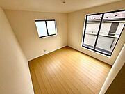 【Bedroom】明るく風通しの良い洋室。新築ならではの清潔感も魅力です。