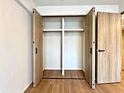 【Bedroom】クローゼット完備で収納力◎。家具の配置もしやすい機能的な洋室です。