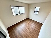 【Bedroom】ナチュラルな内装で、リラックスできる空間。寝室や書斎にも最適です。