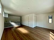 【Living】広々としたリビングは、大きな窓から自然光が差し込む温かな空間です。