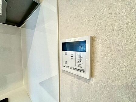 【Facilities】お湯の温度調整がラクな給湯器リモコン付き。追い焚き操作も簡単です。
