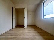 【Bedroom】ナチュラルな内装で、リラックスできる空間。寝室や書斎にも最適です。