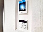 【Facilities】来訪者を確認できるモニター付きインターホンで、防犯面も安心です。/お湯の温度調整がラクな給湯器リモコン付き。追い焚き操作も簡単です。