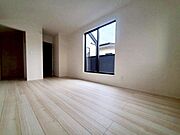 【Bedroom】ベッドとデスクを置いてもゆとりのある、使い勝手の良い広さの洋室です。
