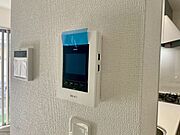 【Facilities】来訪者を確認できるモニター付きインターホンで、防犯面も安心です。