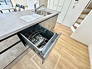 【kitchen】家事の時短に便利な食洗機付き。手洗い不要で毎日の負担を軽減します。