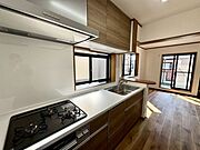 【kitchen】広めのキッチンは料理のしやすさを追求した設計。収納も豊富で作業がしやすい空間です。