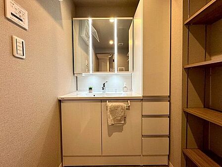 【Washroom】毎朝の準備がスムーズに。広めの洗面台と収納が使いやすい洗面所です。