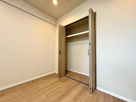 【Bedroom】クローゼット完備で収納力◎。家具の配置もしやすい機能的な洋室です。