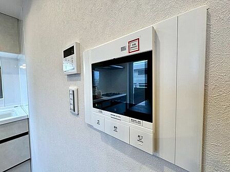 【Facilities】来訪者を確認できるモニター付きインターホンで、防犯面も安心です。
