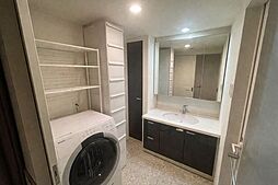 【Washroom】毎朝の準備がスムーズに。広めの洗面台と収納が使いやすい洗面所です。※家具消し機能を使っています。
