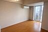 洋室：【Bedroom】主寝室や子ども部屋、在宅ワークにも使える洋室。暮らしに合わせて自由にレイアウトできます。※家具消し機能を使っています。