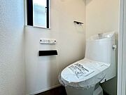 【Toilet】清潔感があり、落ち着いたデザインのトイレ。家族みんなが快適に使えます。