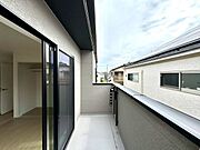 【Balcony】日当たりの良いバルコニーはお洗濯物がしっかり乾きやすく、毎日の家事にも重宝します。