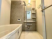 【Bathroom】お子様とのバスタイムにも十分な広さがあり、掃除も簡単にできます。