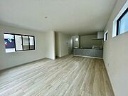 【Living】広々としたリビングは、大きな窓から自然光が差し込む温かな空間です。