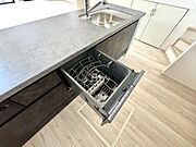 【kitchen】家事の時短に便利な食洗機付き。手洗い不要で毎日の負担を軽減します。